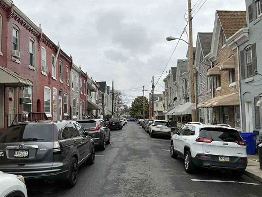 Exterior Neighborhood (street photo)