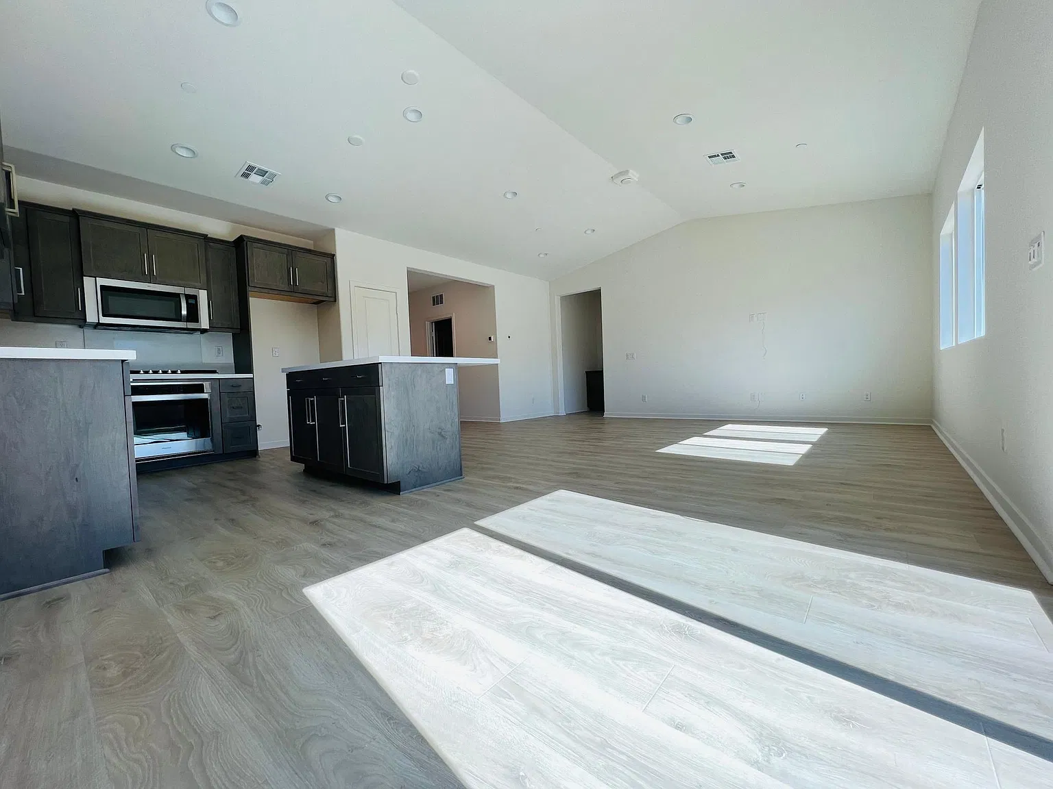 3 bed, 1576 sqft, $3,450 — Photo 4