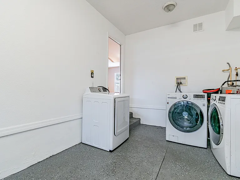 2907 W Chestnut St — Photo 41