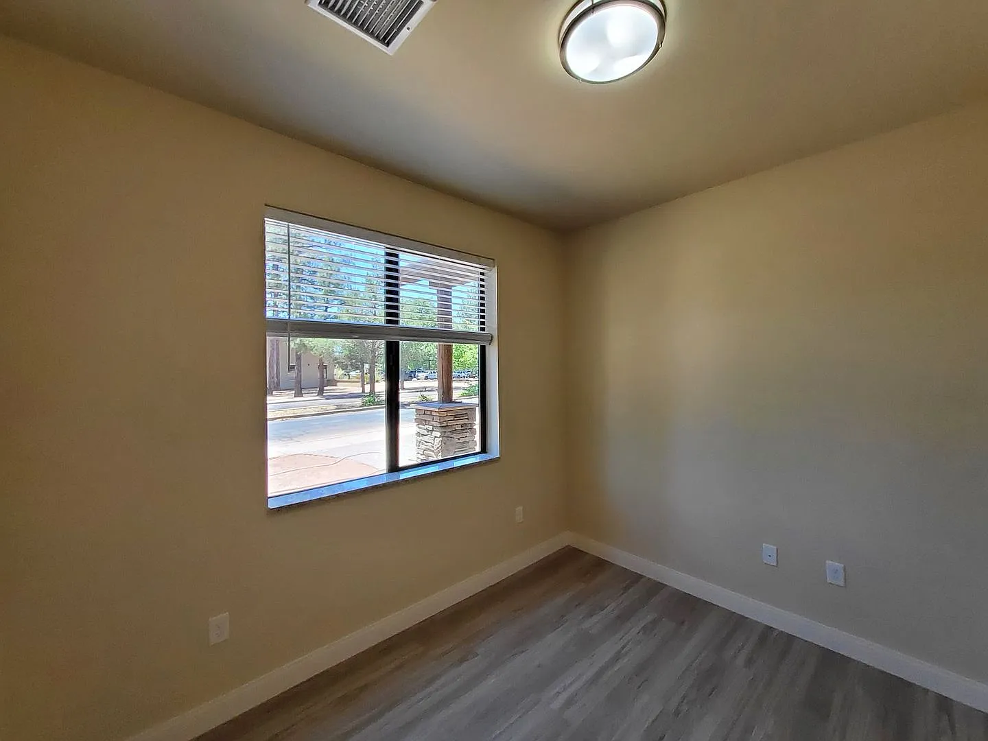 Newer 2 bed / 2 bath Bison Cove Condo — Photo 4