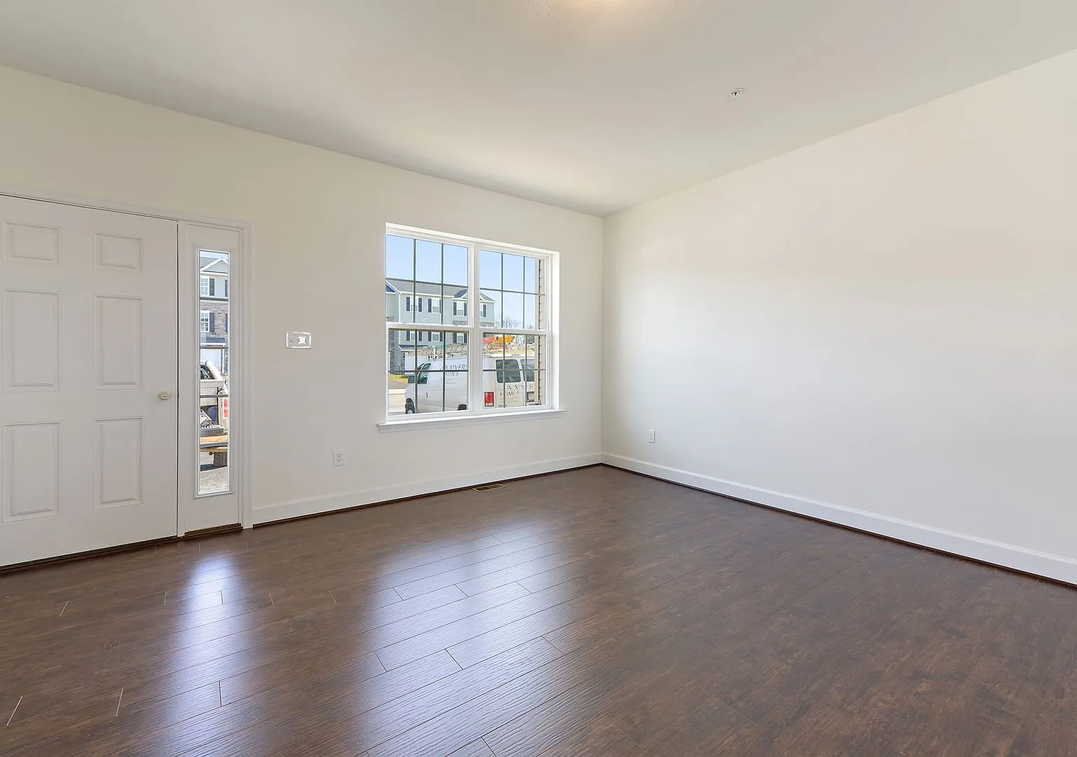 End Unit Townhome with Bonus Room! — Photo 3