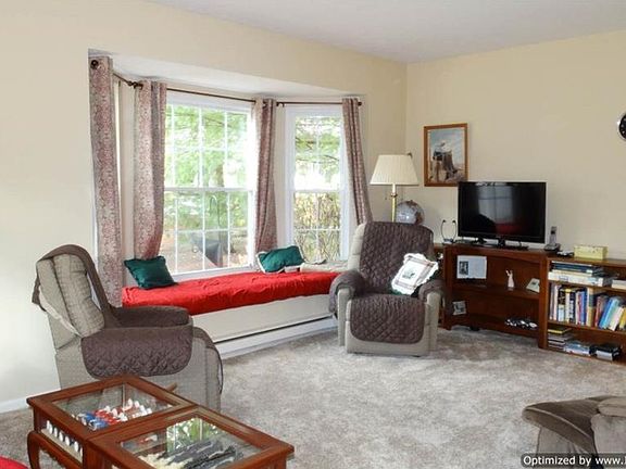 4th image of 215 S Oval Dr