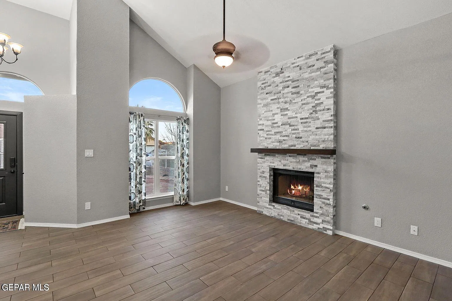 3 bed, 2.0 bath, 1313 sqft, $1,595 — Photo 3