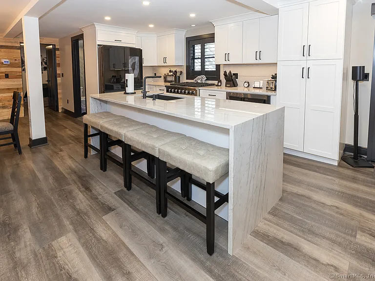 48 Swan Ave — Photo 13