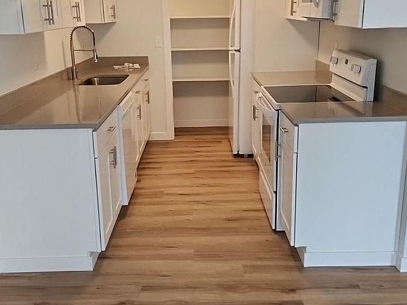 Kitchen w/dishwasher, microwave oven, fridge, oven, small pantry