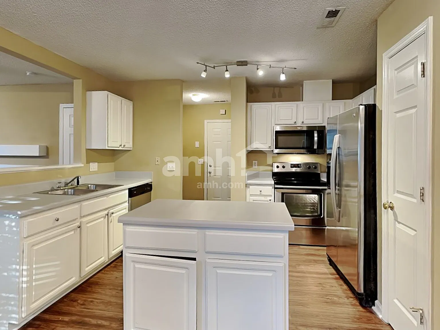 3 bed, 2.5 bath, 1614 sqft, $1,985 — Photo 3