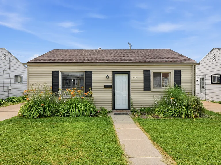 28311 Waverly St — Photo 1