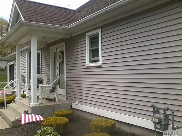 7 White Oak Ct, Coram, NY 11727