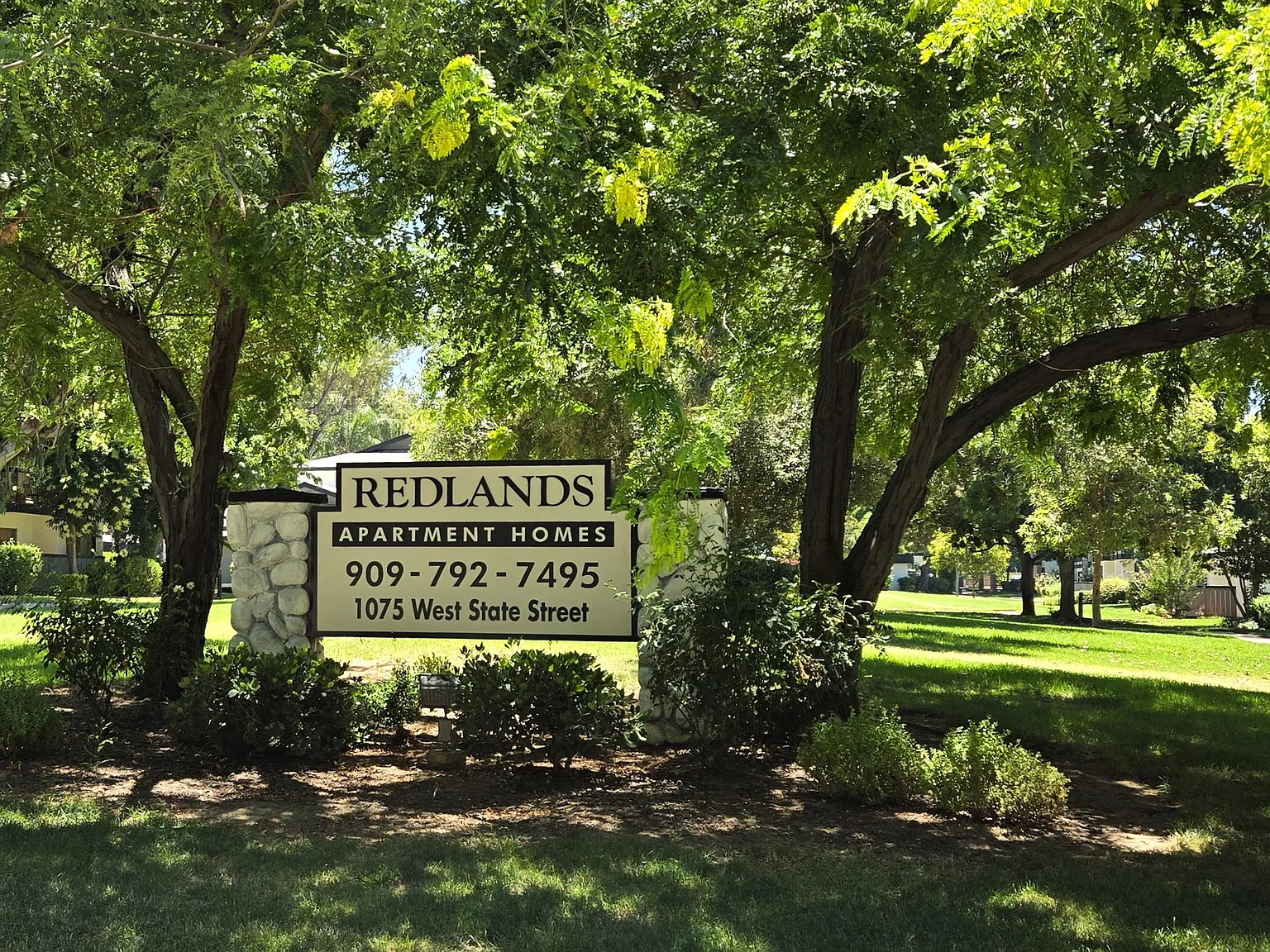 The Redlands Apartments — Photo 1