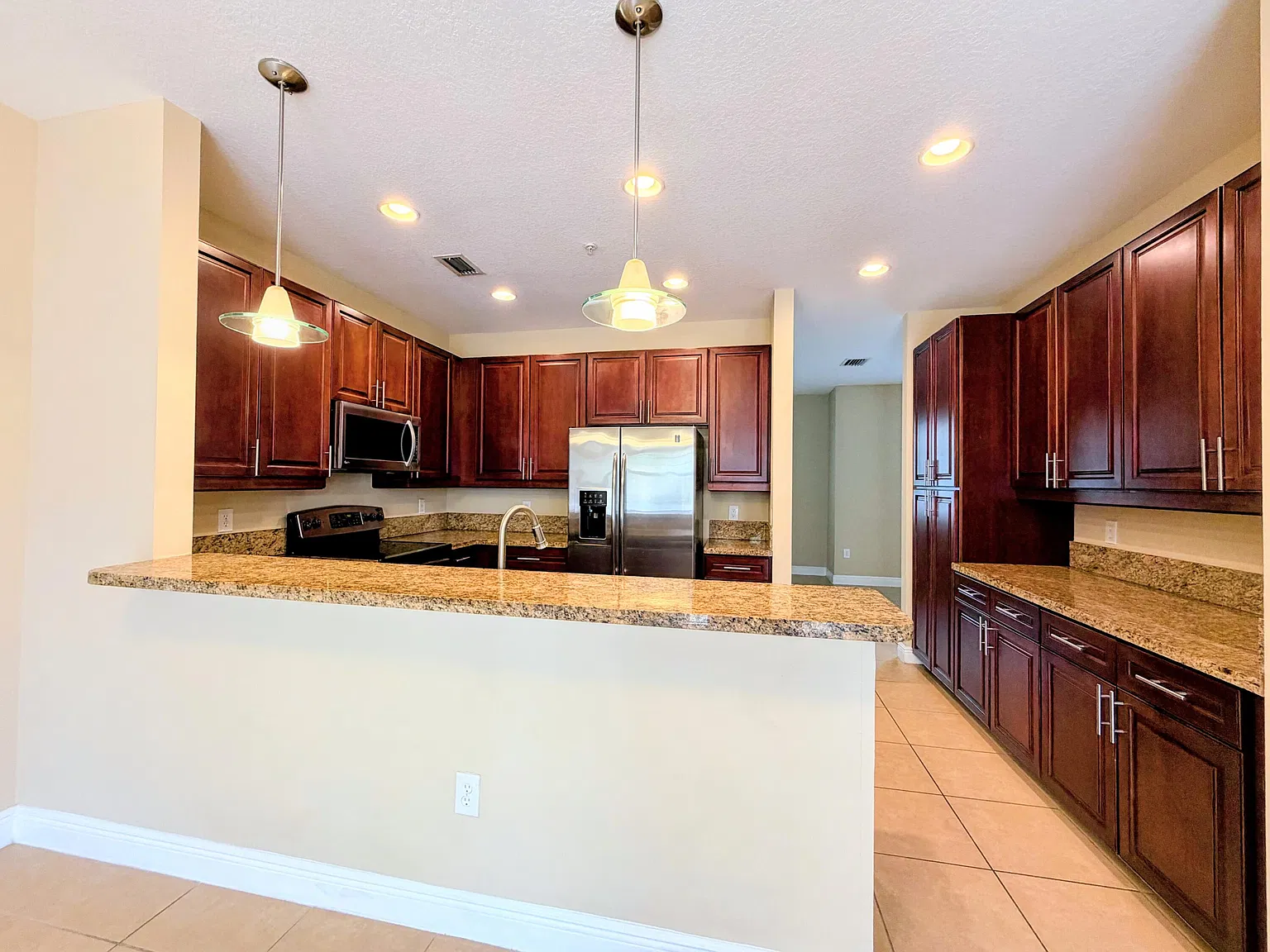 3 bed, 3.5 bath, 2334 sqft, $3,975 — Photo 3