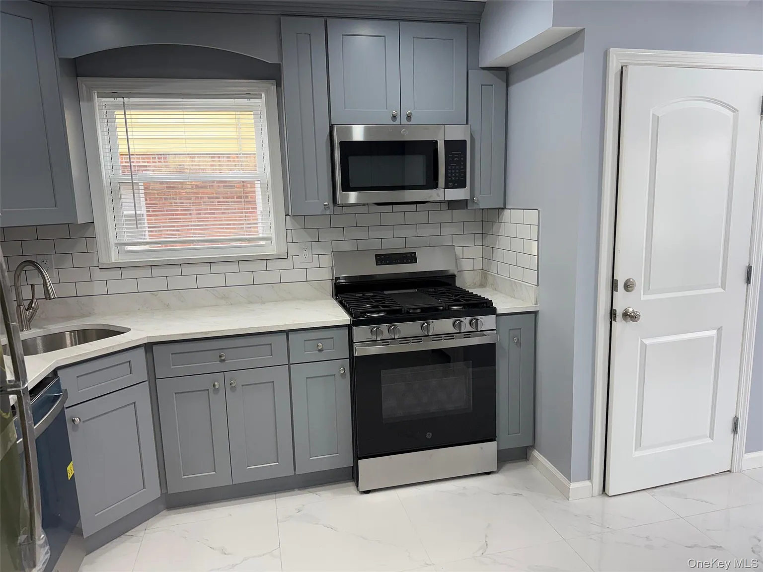 3 bed, 1.0 bath, 1100 sqft, $3,800 — Photo 4