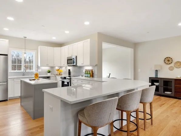 119 Driftwood Cir #43, Sandown, NH 03873