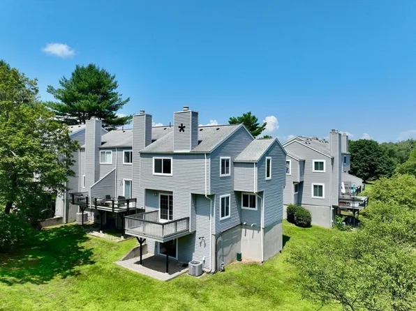 21 Autumn Ln #21, Amherst, MA 01002