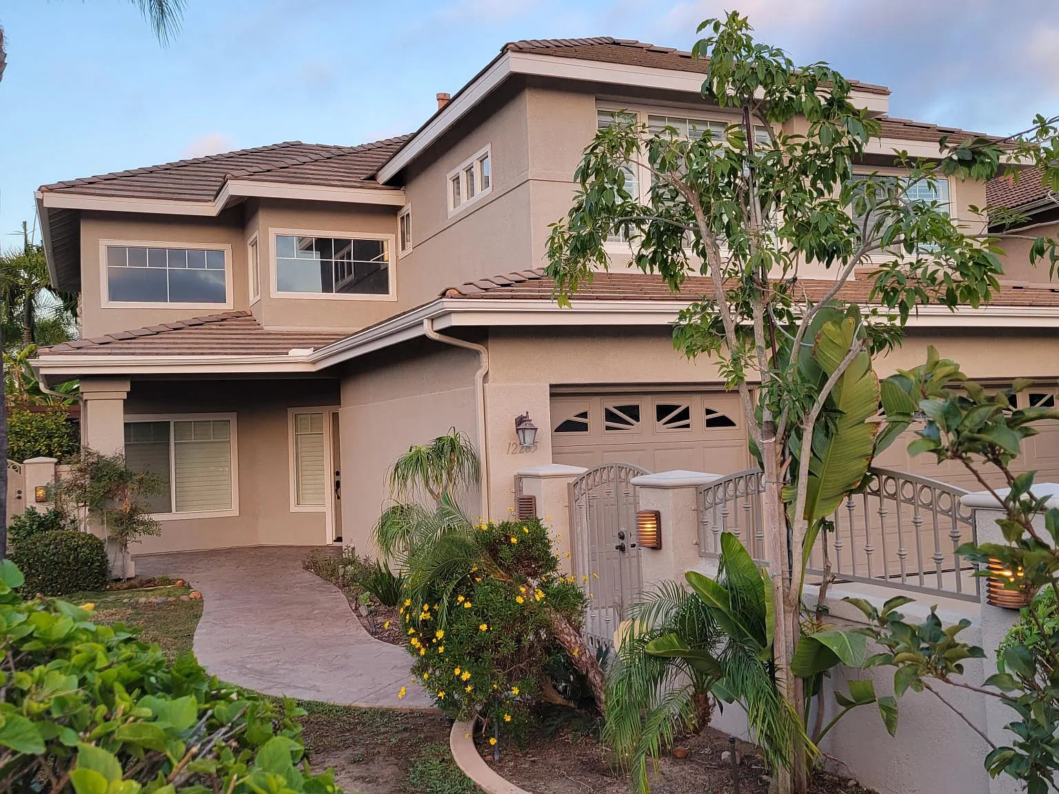 5 bed, 2550 sqft, $6,395 — Photo 2