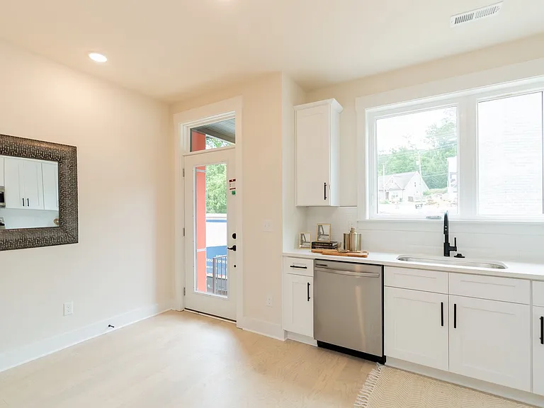 737 N Market St — Photo 4