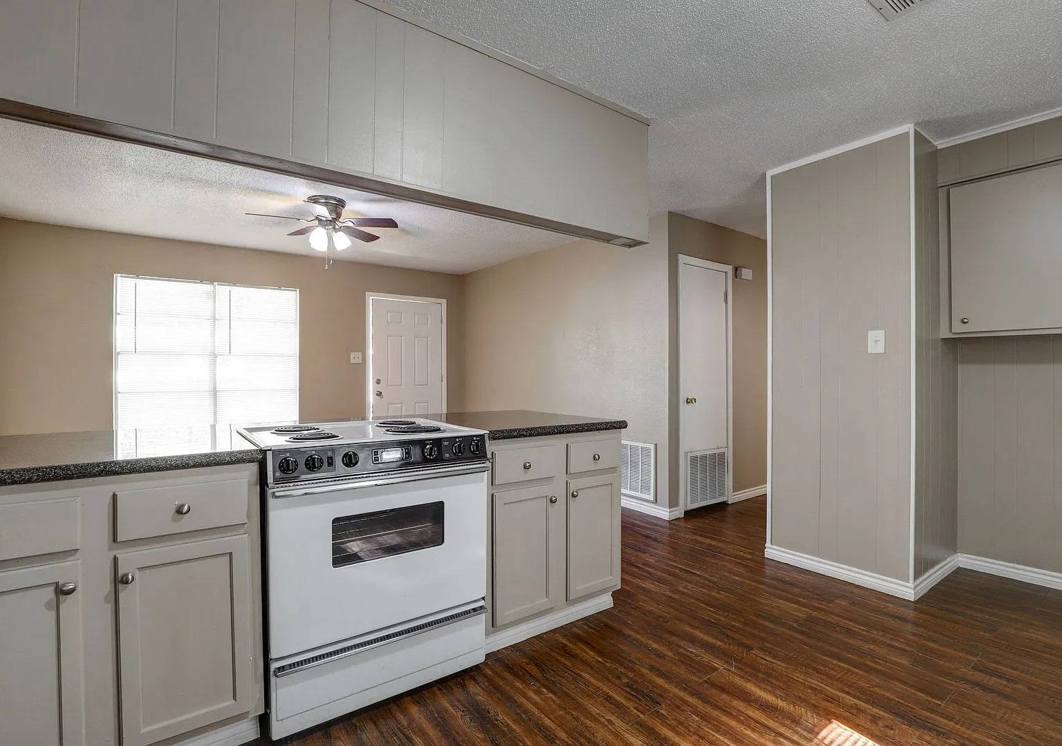 3 Bedroom 1 Bathroom House for Rent in TISD! — Photo 3