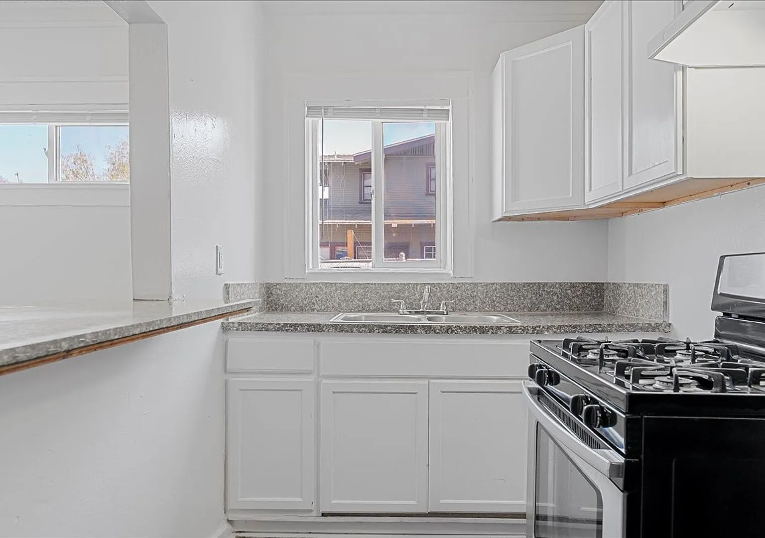 Beautiful Three Bedroom Apartment! — Photo 4