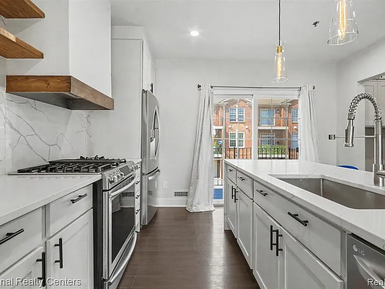 20304 Boardwalk Blvd — Photo 10