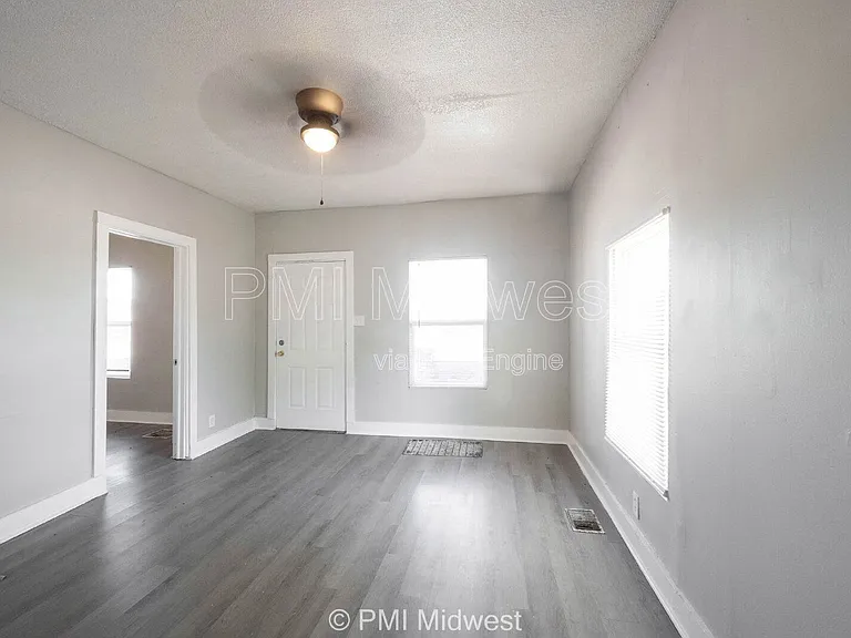 445 W 29th St — Photo 2