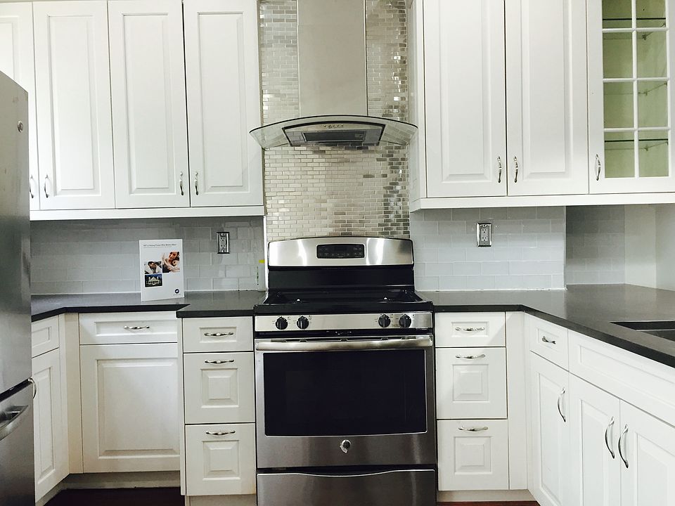 2nd image of 899 Gates Ave ##2