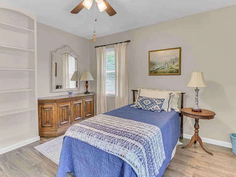 805 Bluebonnet Ln — Photo 35