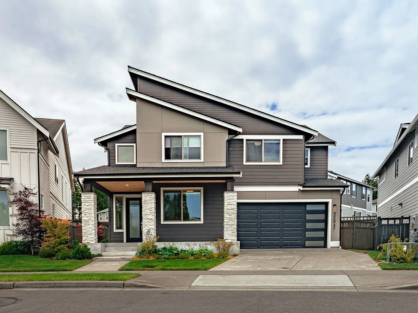 Stunning Ten Trails Home for Rent! 5 bedrooms and 2.75 Bathrooms! — Photo 1