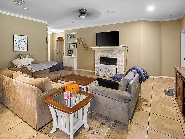 335 Robelmont Dr — Photo 6