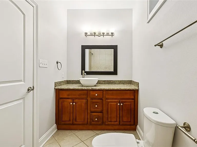 2053 Jackson Ave — Photo 7