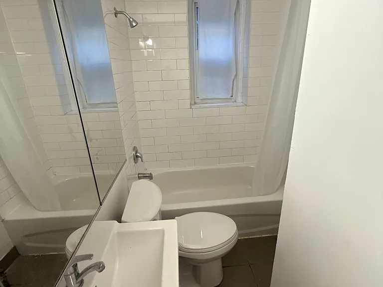 1094 College St #2 — Photo 8