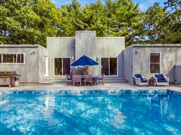 10 Glenmore Dr, Hampton Bays, NY 11946