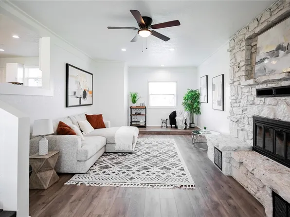 809 NW 11th St, Bentonville, AR 72712