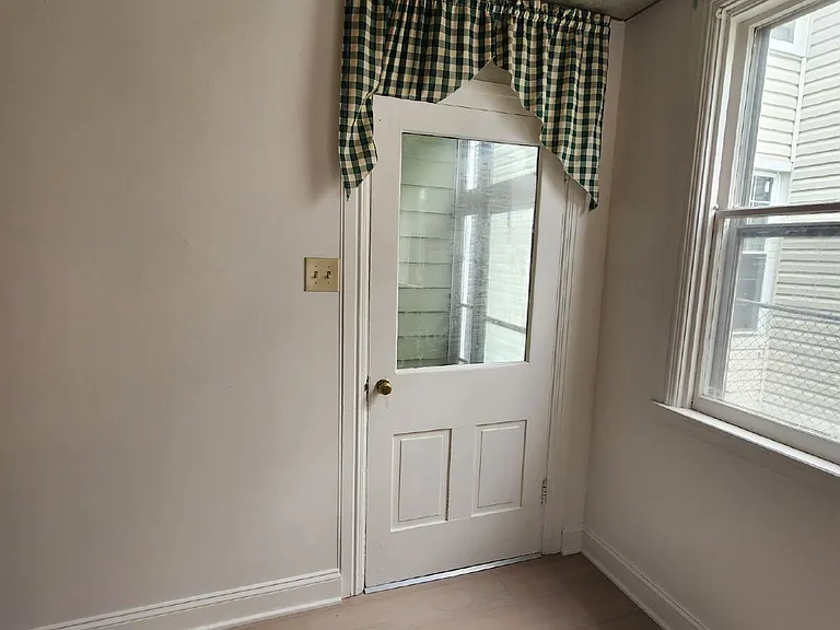 233 E King St — Photo 3