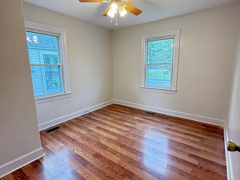 1105 Beecher St — Photo 8