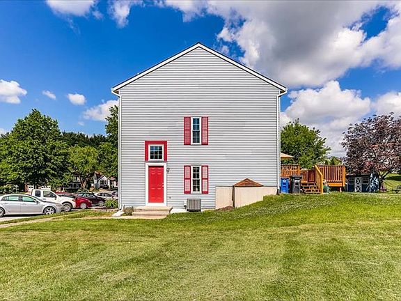 Beautiful End-Unit Townhouse