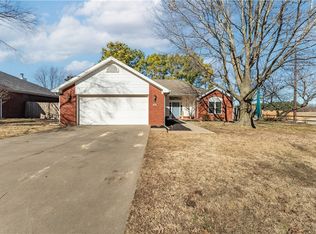 302 Edgehill Ave, Lowell, AR 72745