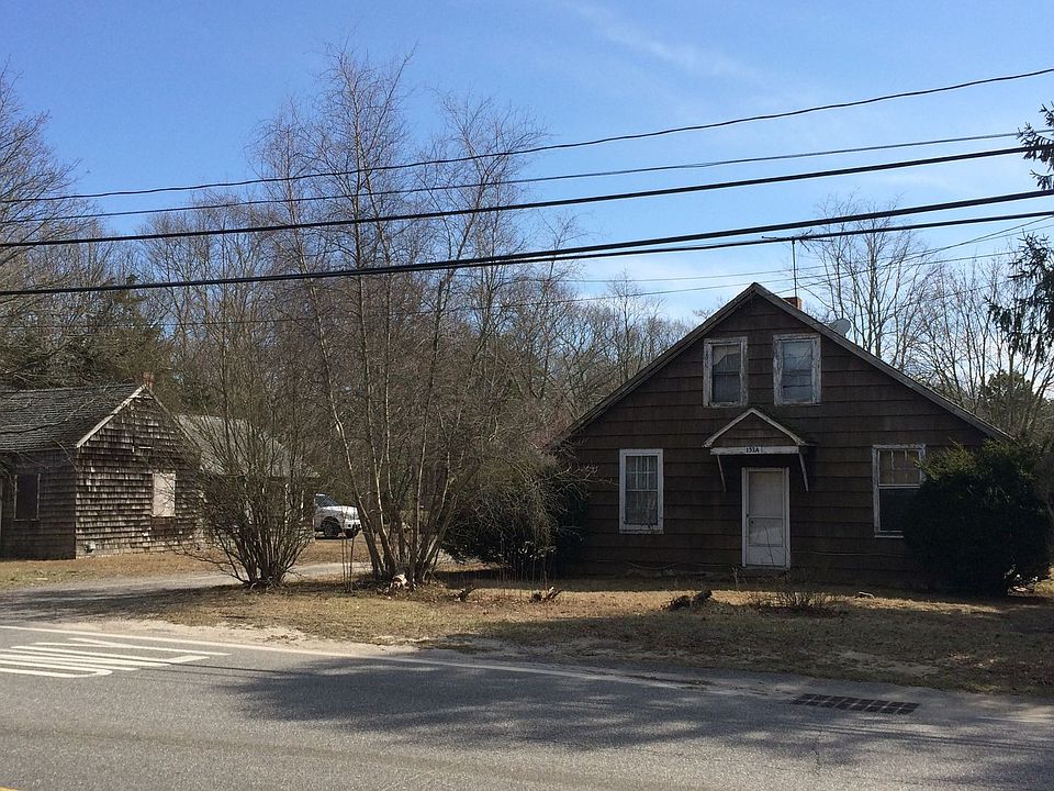 2nd image of 153 Old Country Rd