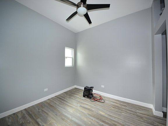 5th image of 3658 S Wood St #3F