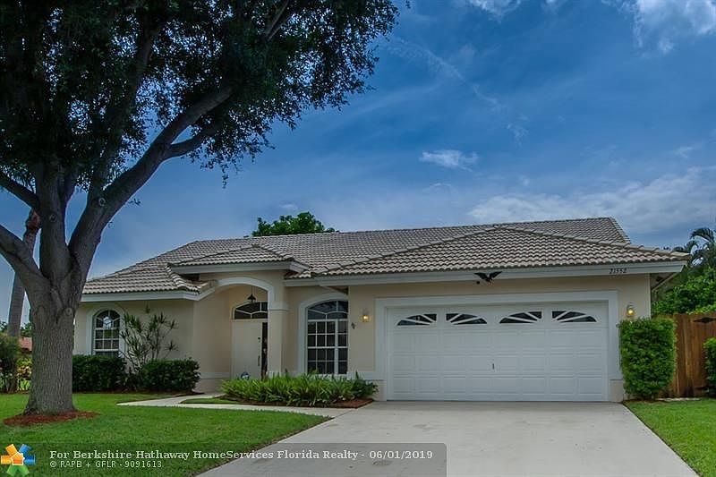Beautiful Home with Attached Double Car Garage in Boca Raton