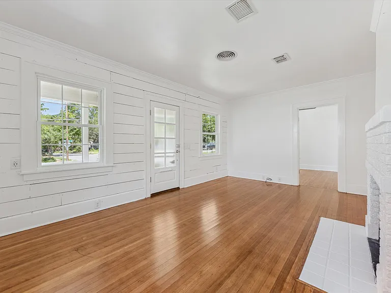 3300 Harris Park Ave — Photo 3