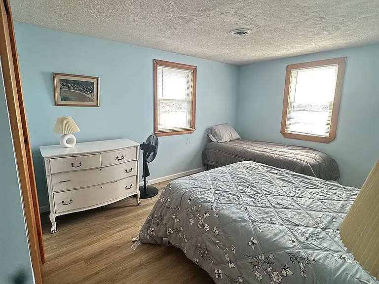 Bedroom 2 with 1 Queen Bed and 1 Twin Bed