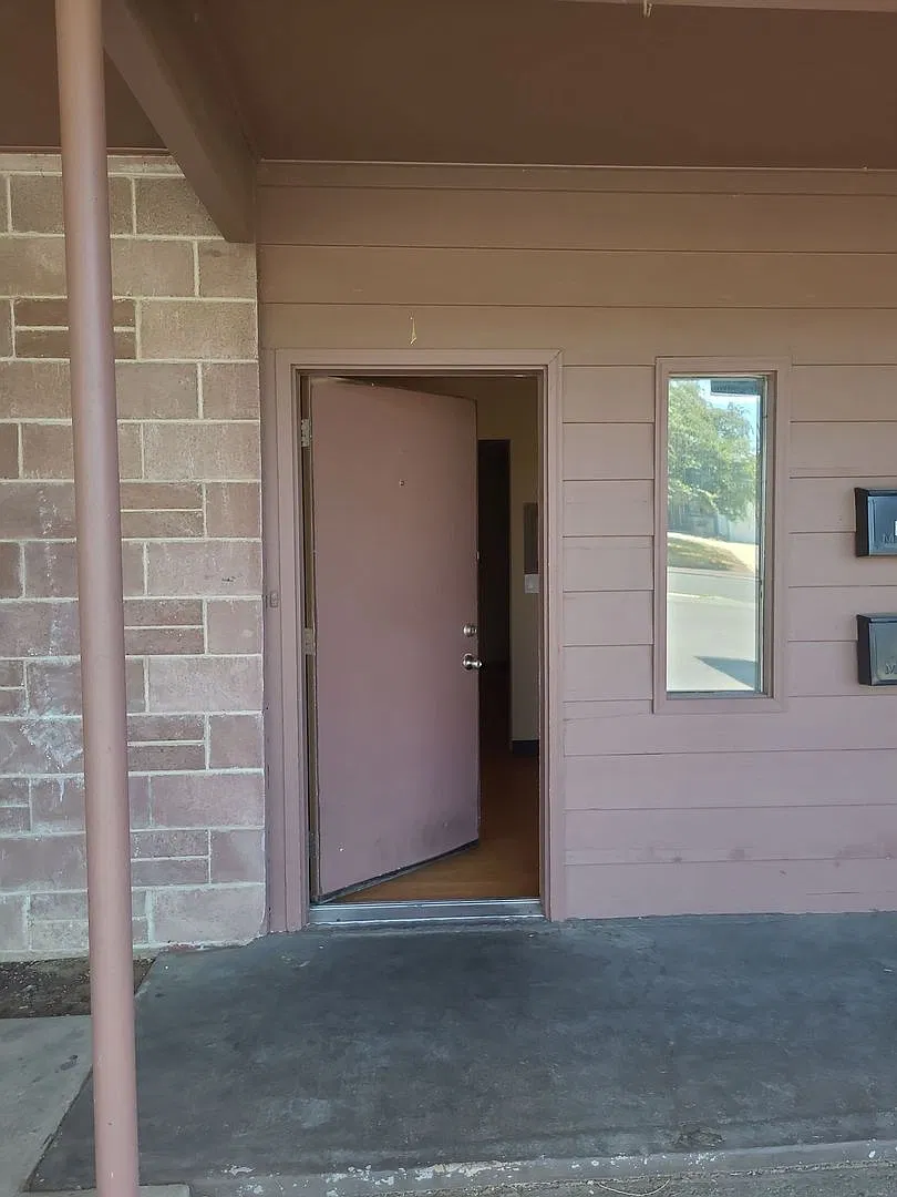 505 W Crest Dr — Photo 2