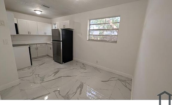 4th image of 6049 SW 40th St Unit B