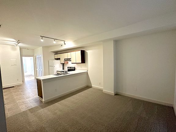 4th image of 984 N High St Unit 201