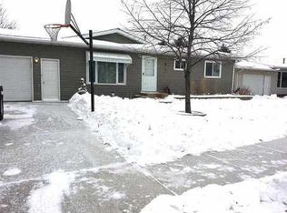 2036 9th St NW, Minot, ND 58703