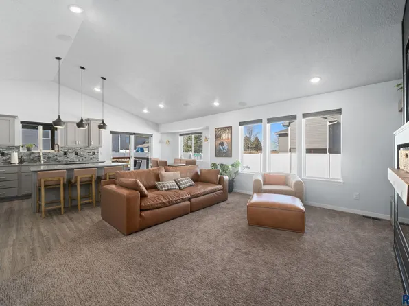 2412 E Stewart Ln, Brandon, SD 57005