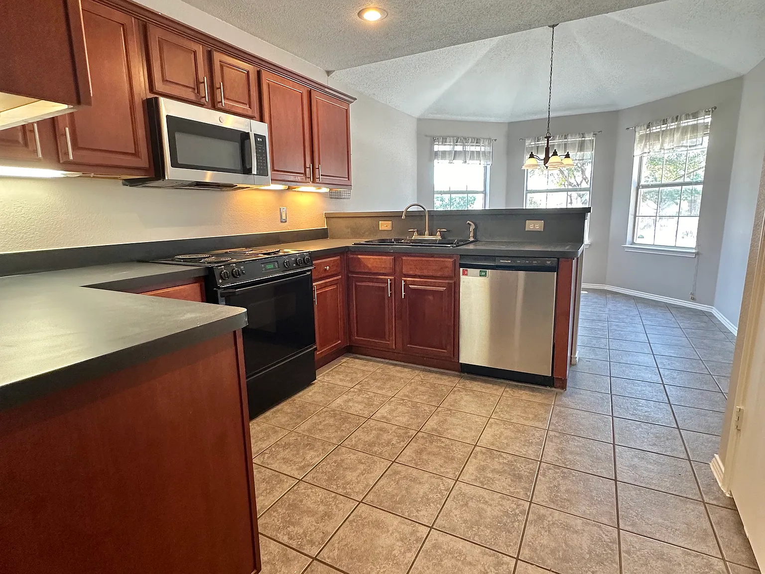 3 bed, 1532 sqft, $2,049 — Photo 3