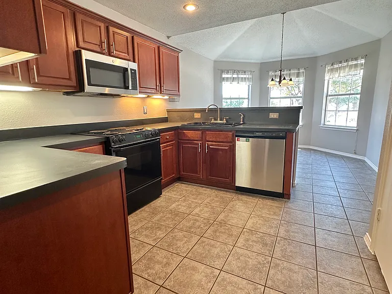 4905 Spur Ridge Ct — Photo 2