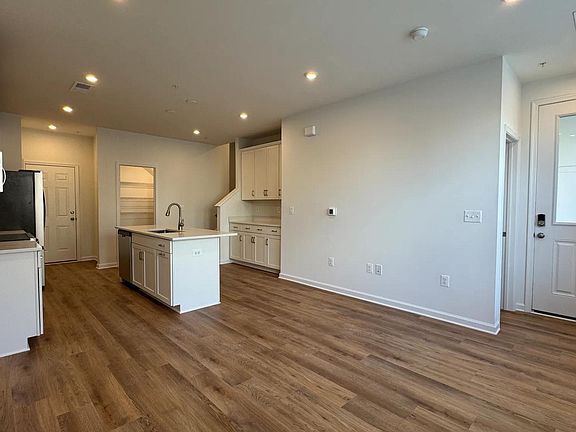 Harridan F family room