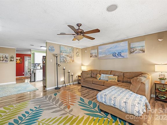 3rd image of 1618 Warren Cir