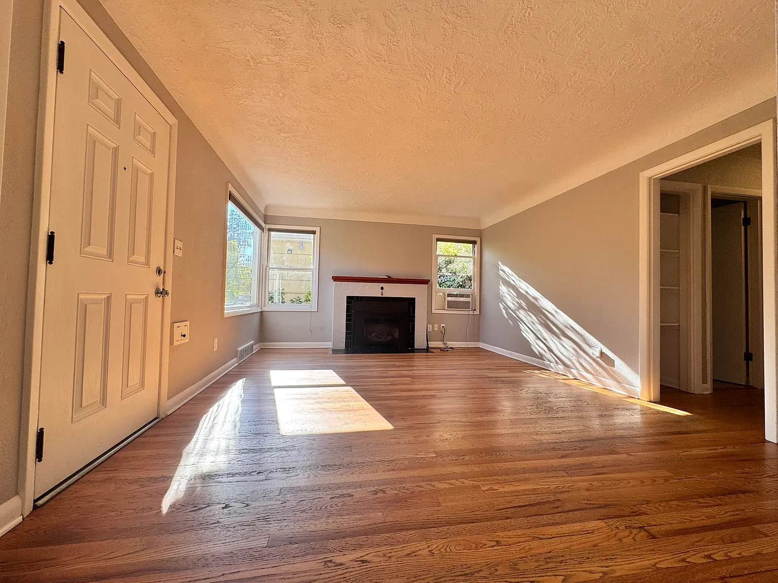 2 bed, 920 sqft, $2,850 — Photo 2